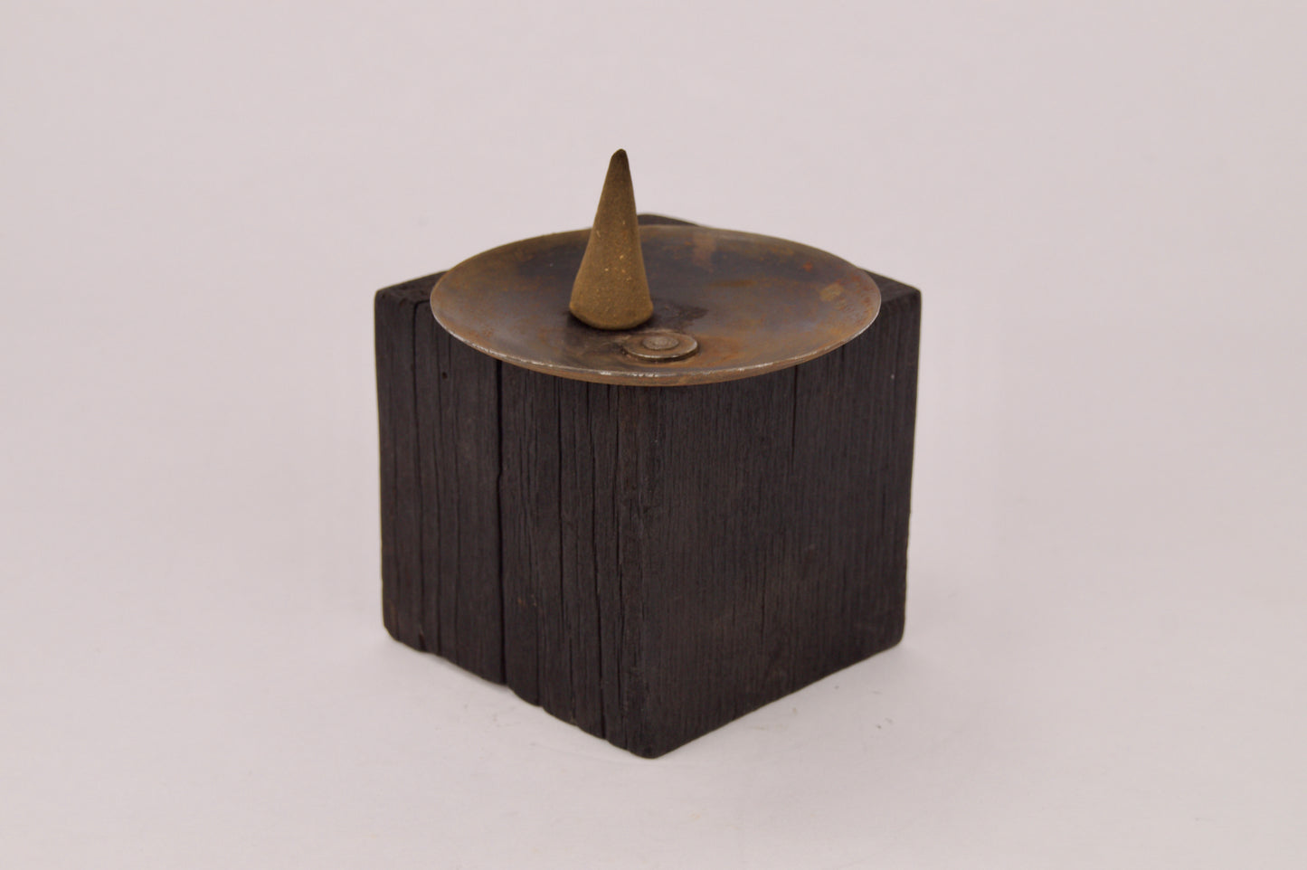 Porte-encens en bois brûlé Shou Sugi Ban et métal bruni - Modèle KUBZ