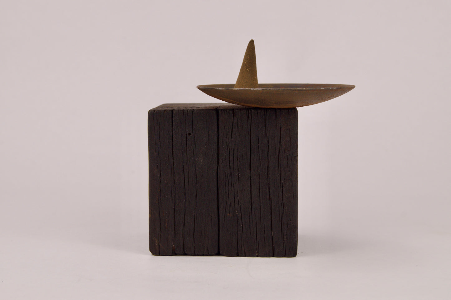 Porte-encens KUBZ en bois brûlé et métal - Chaque pièce est unique