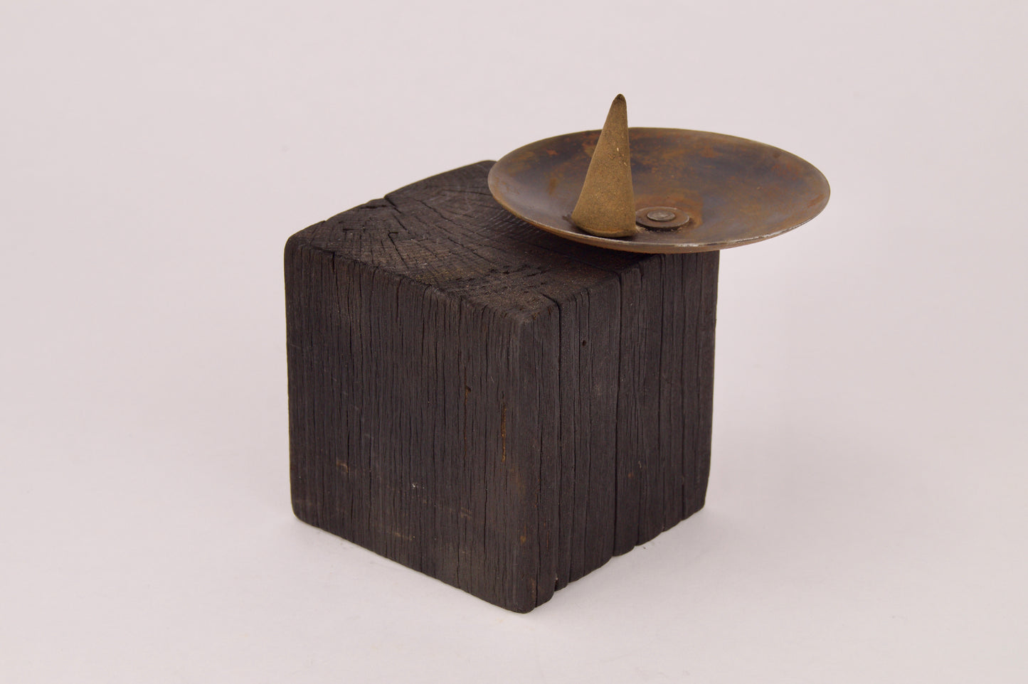 Porte-encens KUBZ avec cône d’encens en combustion - Design minimaliste et zen