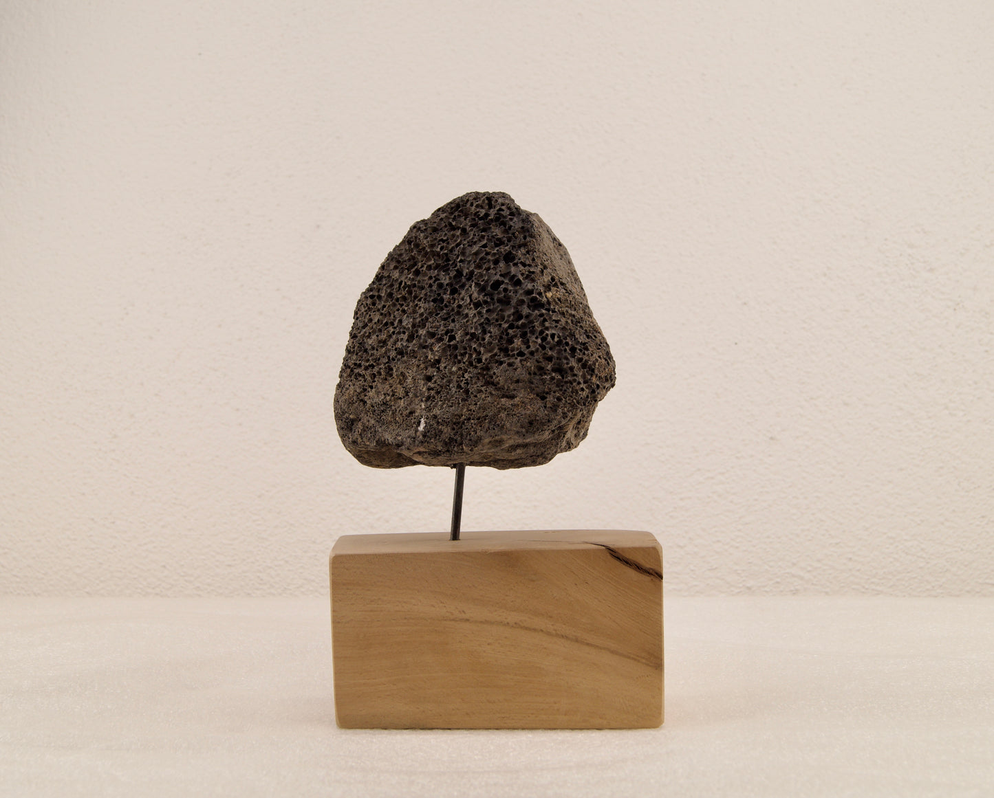 Diffuseur d’huiles essentielles BAZAL en bois massif et pierre de lave naturelle