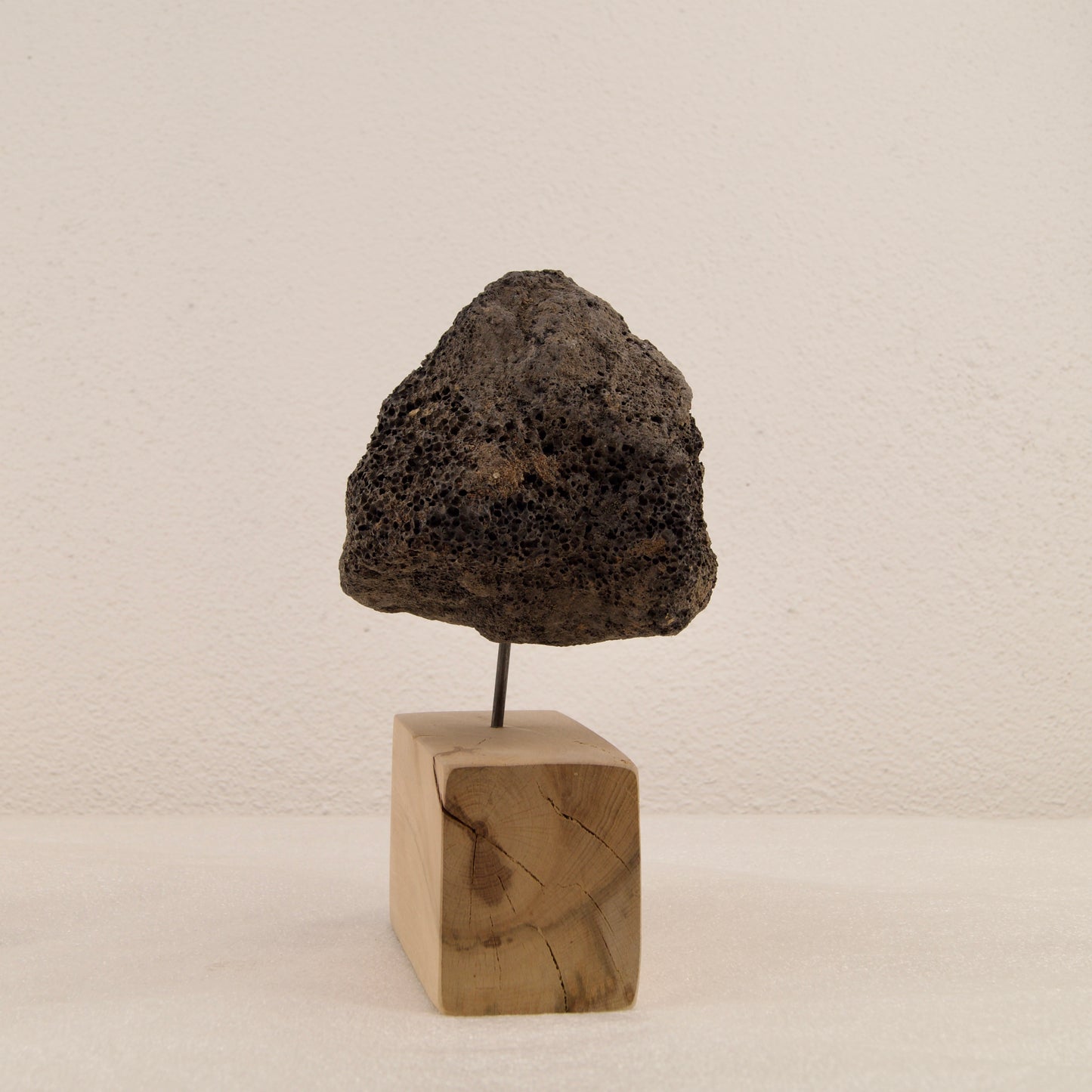 
                  
                    Diffuseur de parfum BAZAL posé sur meuble en bois – Objet décoratif naturel et minimaliste
                  
                