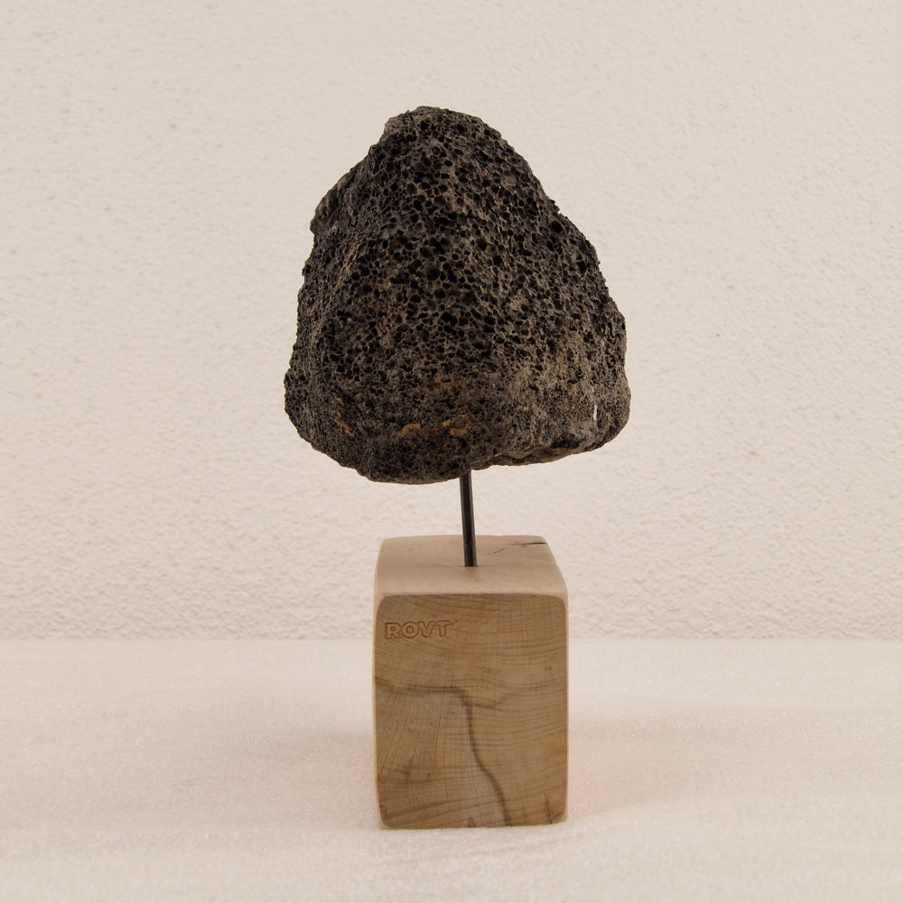 
                  
                    Base en bois massif et tige en acier – Composition épurée du diffuseur BAZAL
                  
                