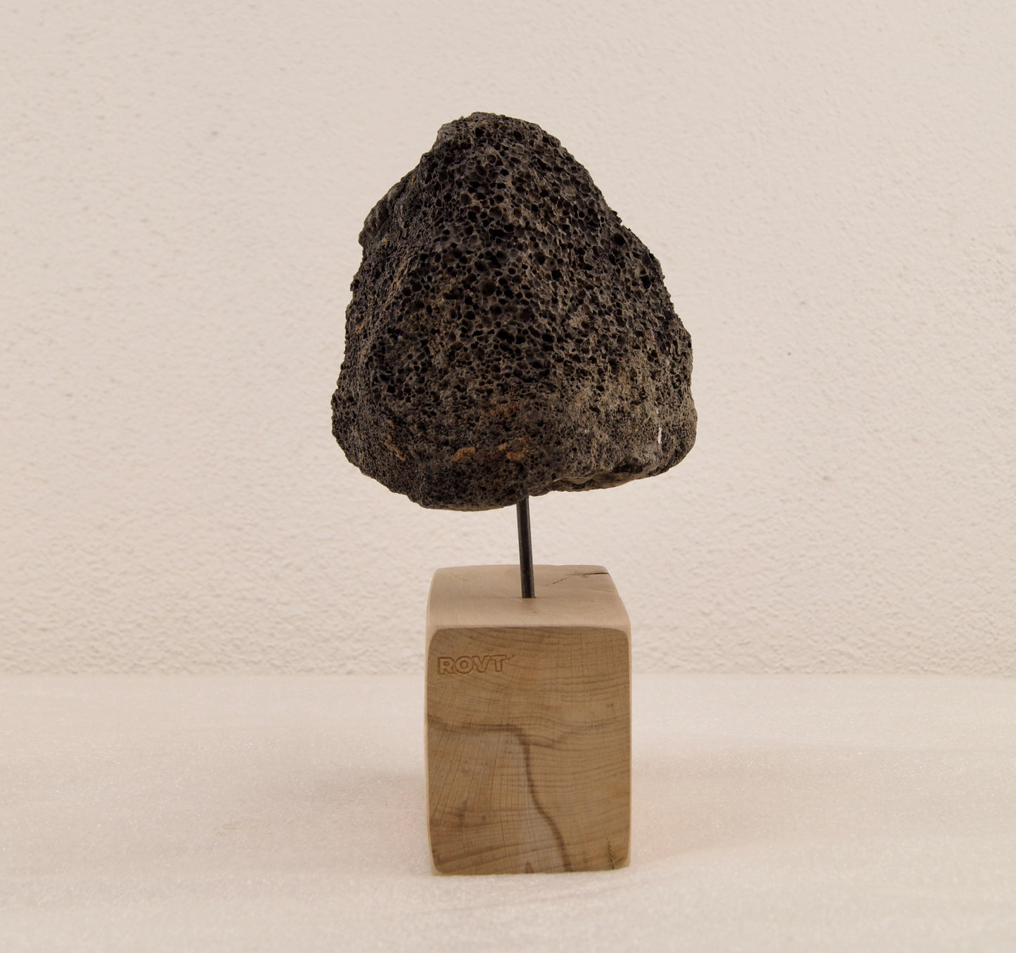 
                  
                    Base en bois massif et tige en acier – Composition épurée du diffuseur BAZAL
                  
                
