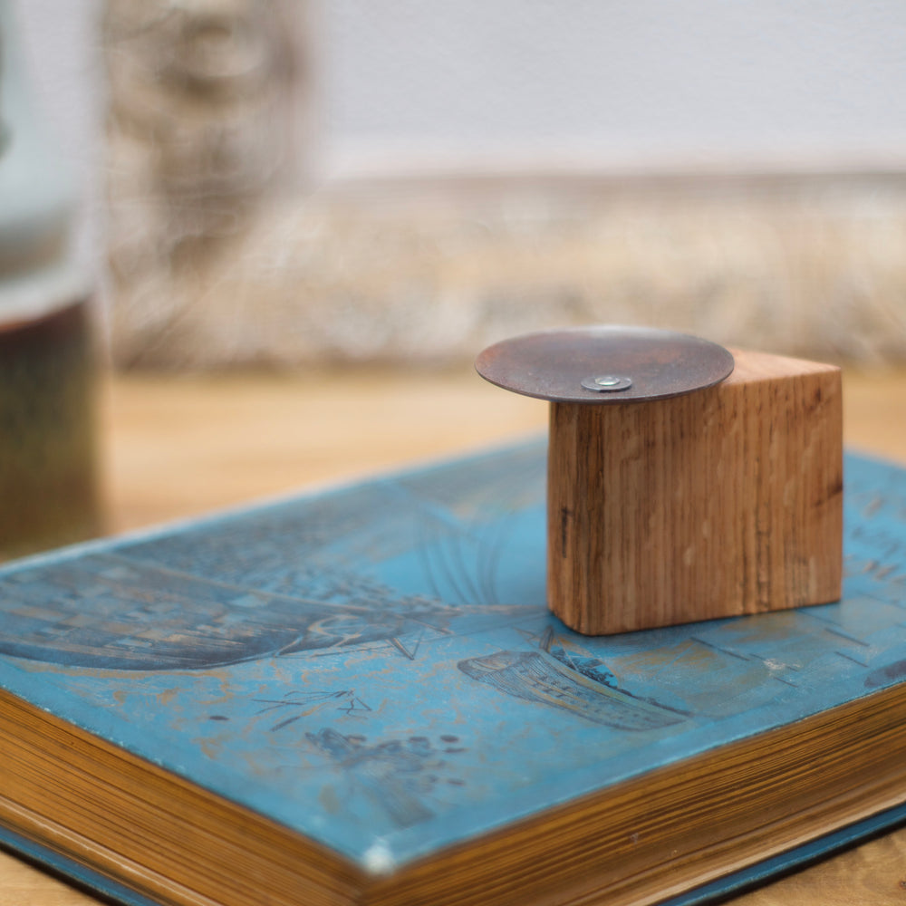 
                  
                    Porte-encens NOOZ en bois huilé - Accessoire de méditation et bien-être
                  
                