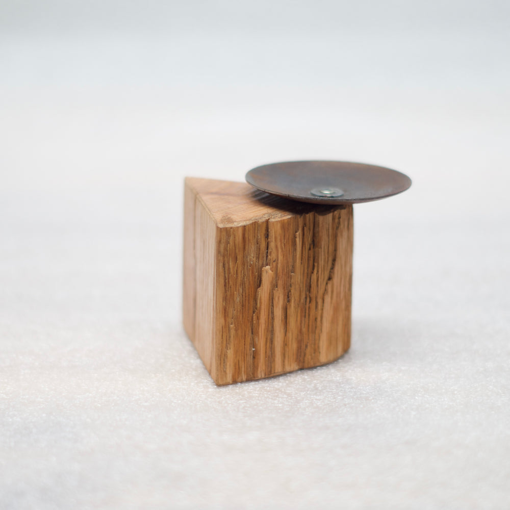 
                  
                    Texture du chêne naturel huilé – Bois massif pour un porte-encens artisanal unique
                  
                
