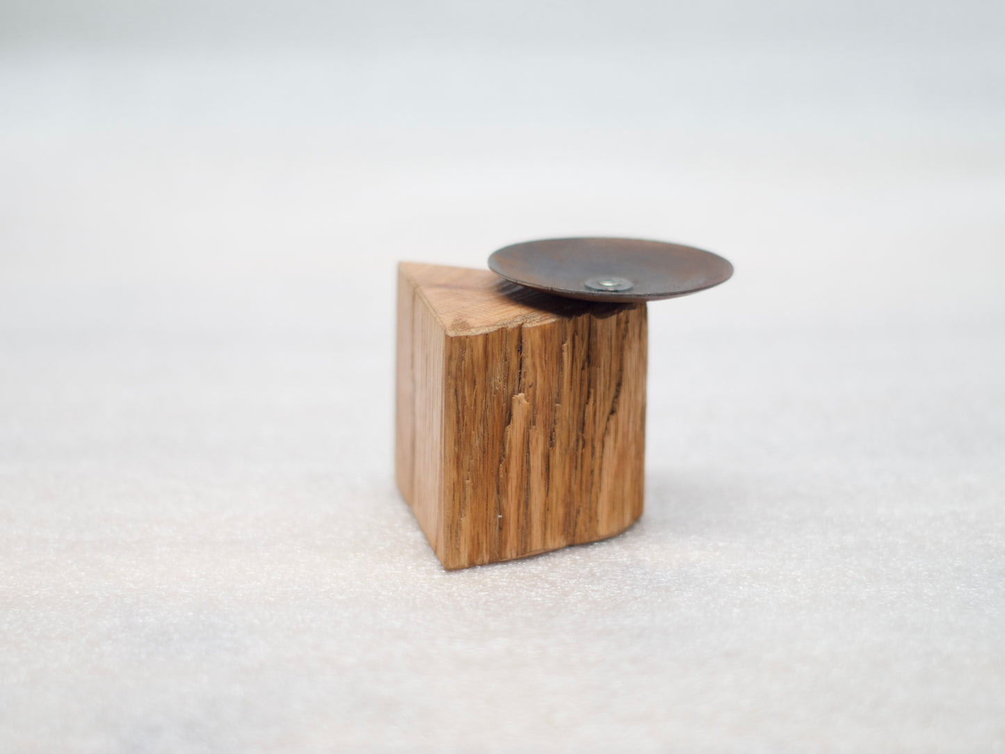 
                  
                    Texture du chêne naturel huilé – Bois massif pour un porte-encens artisanal unique
                  
                