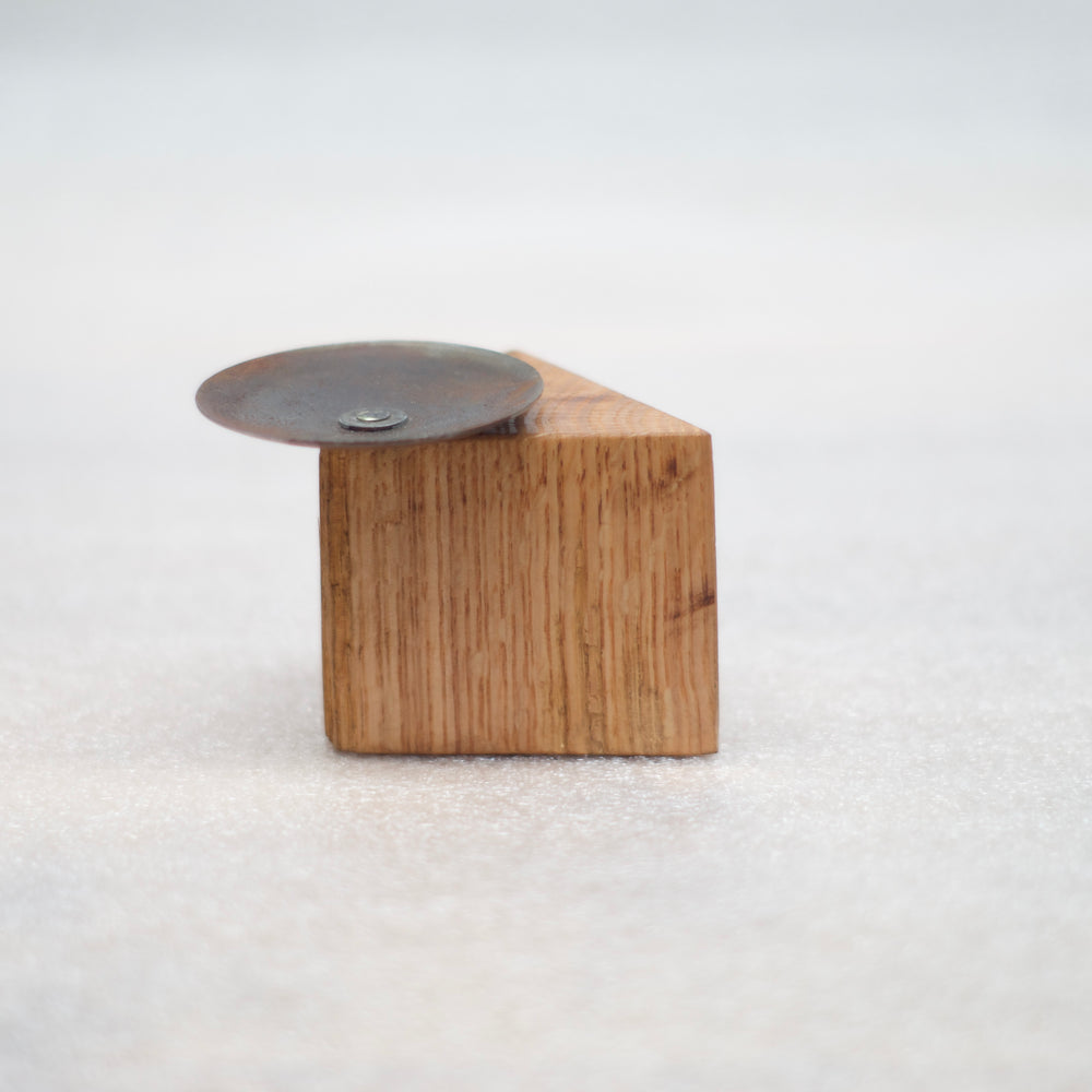 Porte-encens NOOZ en chêne naturel huilé avec coupelle en métal bruni – Diffuseur artisanal pour cônes d’encens