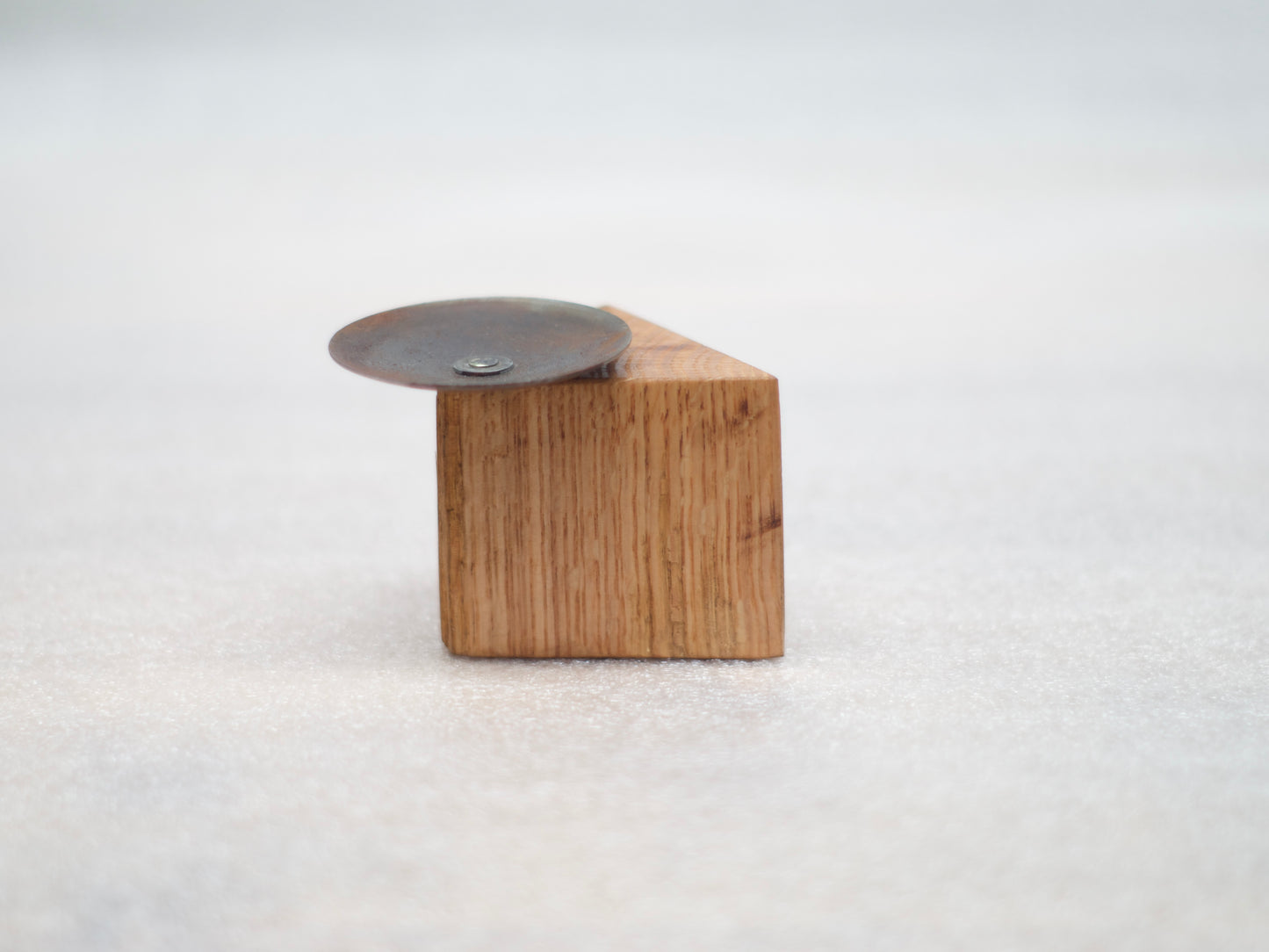 Porte-encens NOOZ en chêne naturel huilé avec coupelle en métal bruni – Diffuseur artisanal pour cônes d’encens
