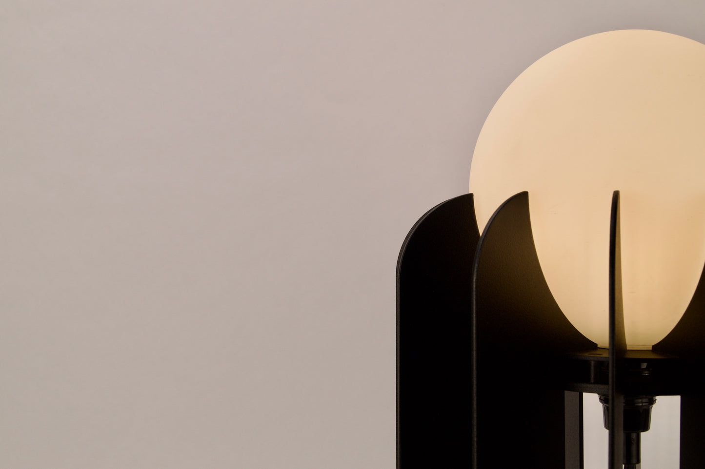 
                  
                    Lampe à poser MOA
                  
                