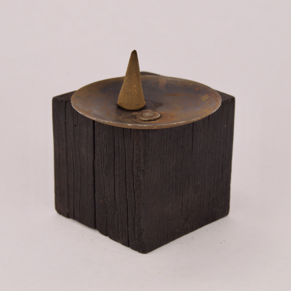 Porte-encens en bois brûlé Shou Sugi Ban et métal bruni - Modèle KUBZ