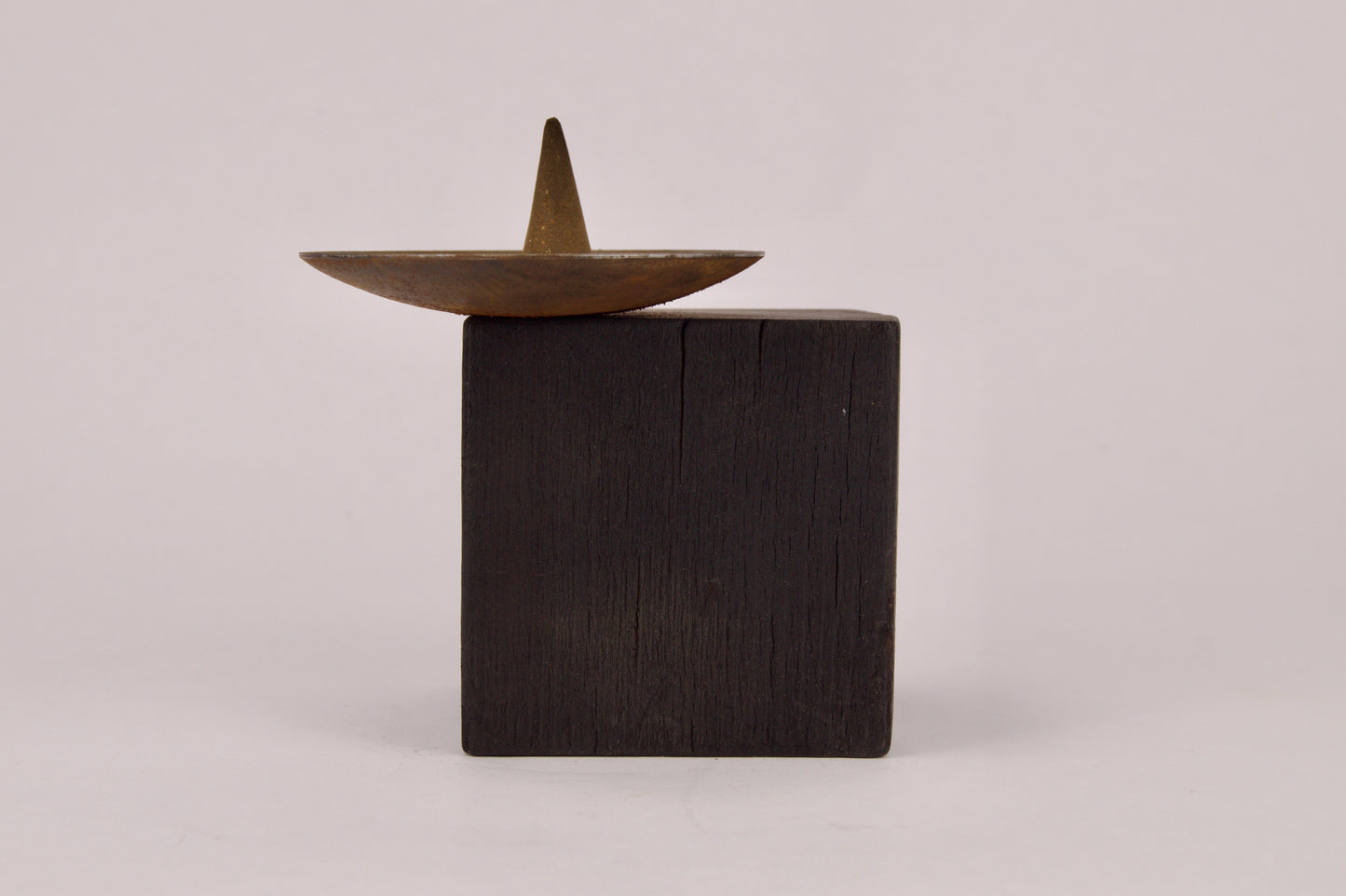 Bois de châtaignier noirci par la technique Shou Sugi Ban - Porte-encens KUBZ