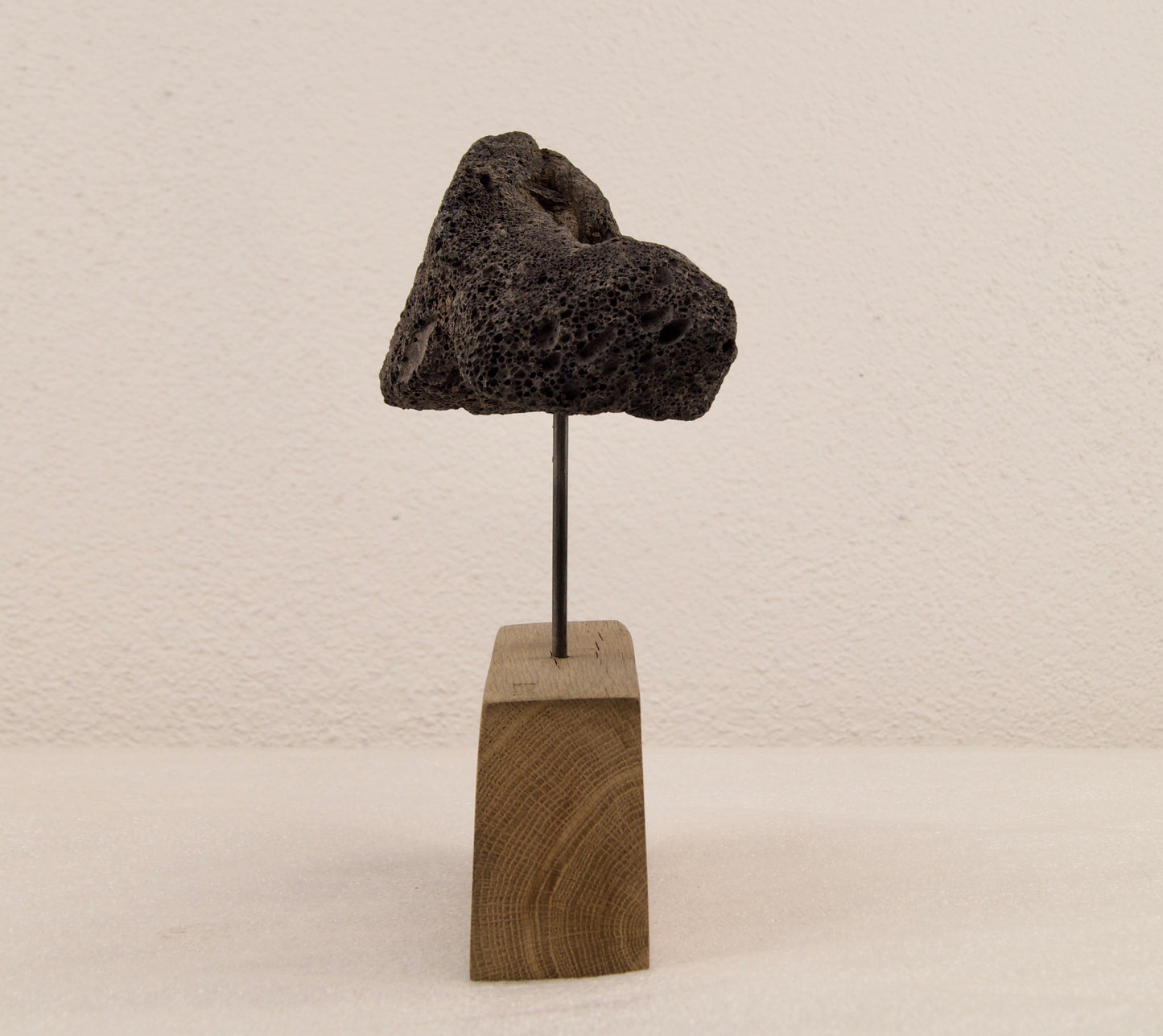 
                  
                    Base en bois massif et tige en acier – Composition épurée du diffuseur BAZAL
                  
                