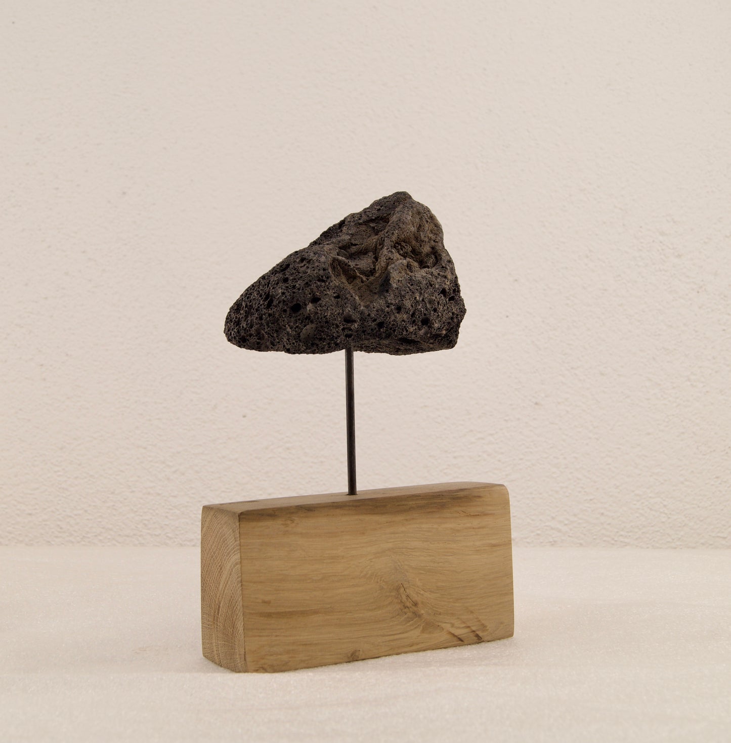 
                  
                    Diffuseur de parfum BAZAL posé sur meuble en bois – Objet décoratif naturel et minimaliste
                  
                