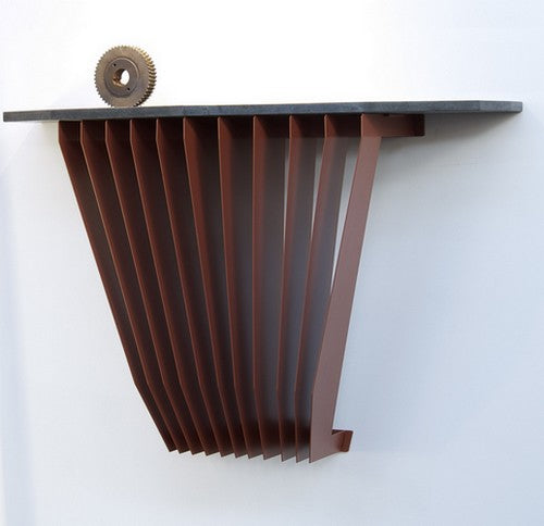 
                  
                    La console Cinetic est inspirée des calandres automobile des années 30. Fabriquée en aluminium, elle inspire l'aérodynamique et le mouvement. La console est une véritable élément décoratif d'une entrée ou d'un couloir. Ses lignes contemporaines permette à cette console de s'insérer dans beaucoup de style d'intérieurs
                  
                