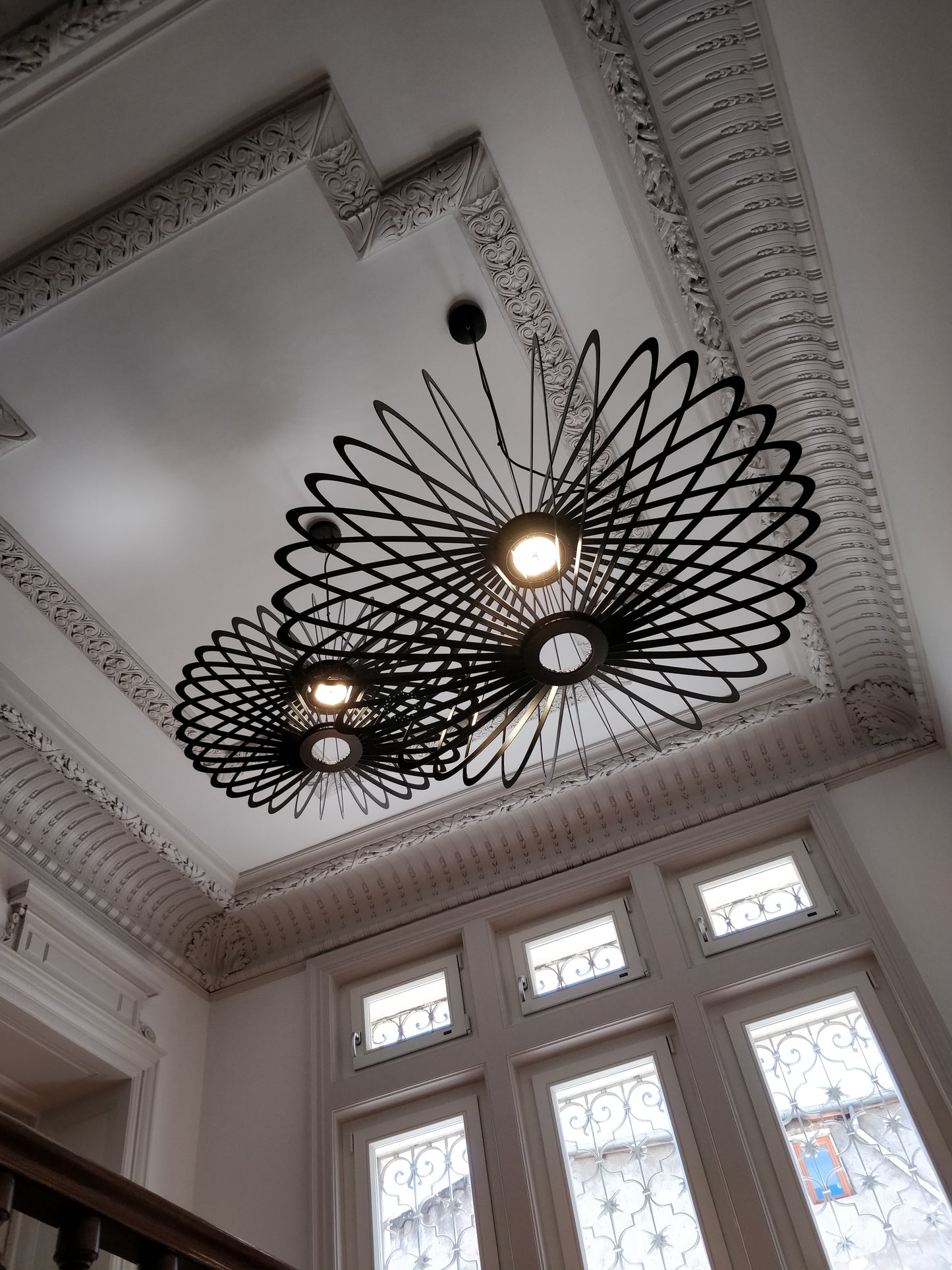 
                  
                    Luminaire architectural de grande dimension au design intemporel et aérien. Cette suspension est idéale pour les grandes hauteurs sous plafond. Cette suspension existe en différentes tailles et différentes couleurs pour s’adapter à tous les intérieurs. Eclairage LED. Ce luminaire signera votre décoration d'intérieur. 
                  
                