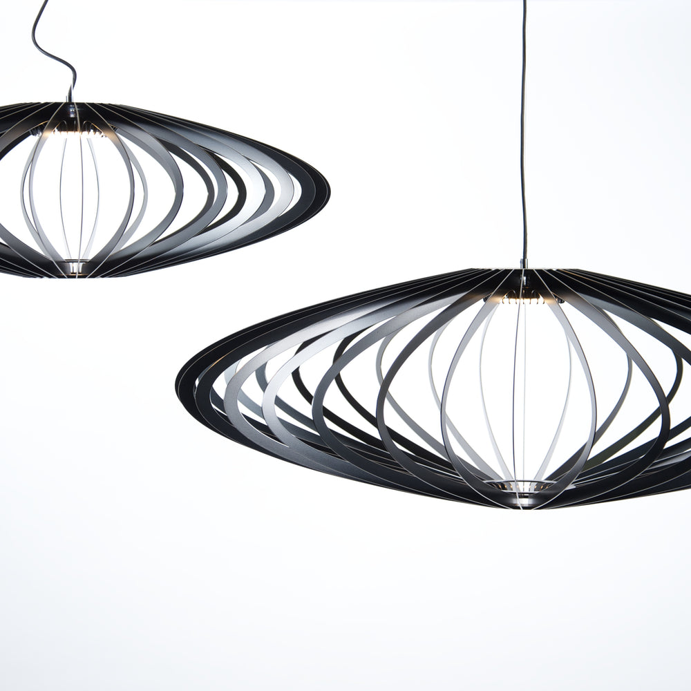 
                  
                    Luminaire architectural de grande dimension au design intemporel et aérien. Cette suspension est idéale pour les grandes hauteurs sous plafond. Cette suspension existe en différentes tailles et différentes couleurs pour s’adapter à tous les intérieurs. Eclairage LED. Ce luminaire signera votre décoration d'intérieur. 
                  
                