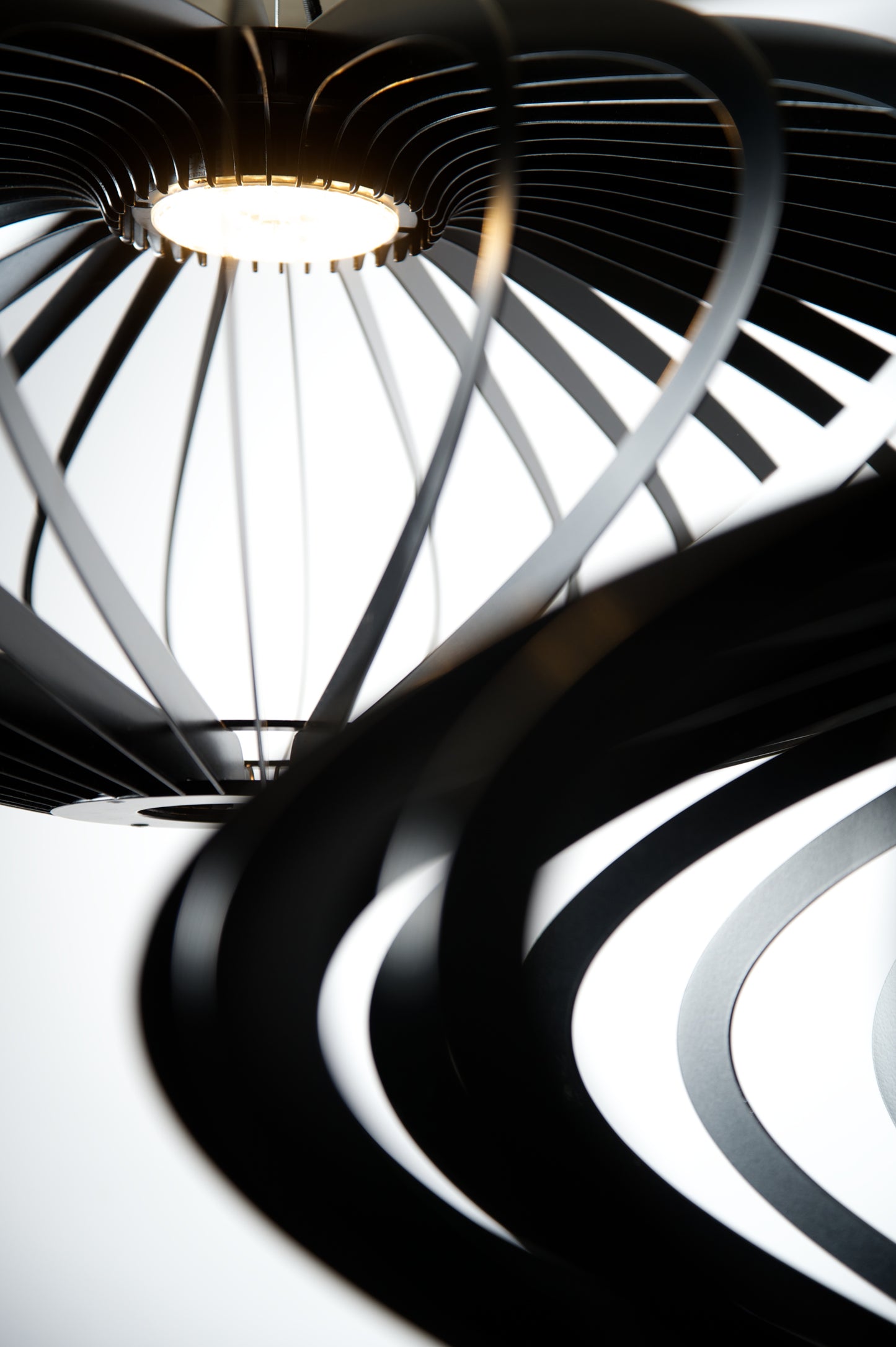 Luminaire architectural de grande dimension au design intemporel et aérien. Cette suspension est idéale pour les grandes hauteurs sous plafond. Cette suspension existe en différentes tailles et différentes couleurs pour s’adapter à tous les intérieurs. Eclairage LED. Ce luminaire signera votre décoration d'intérieur. 