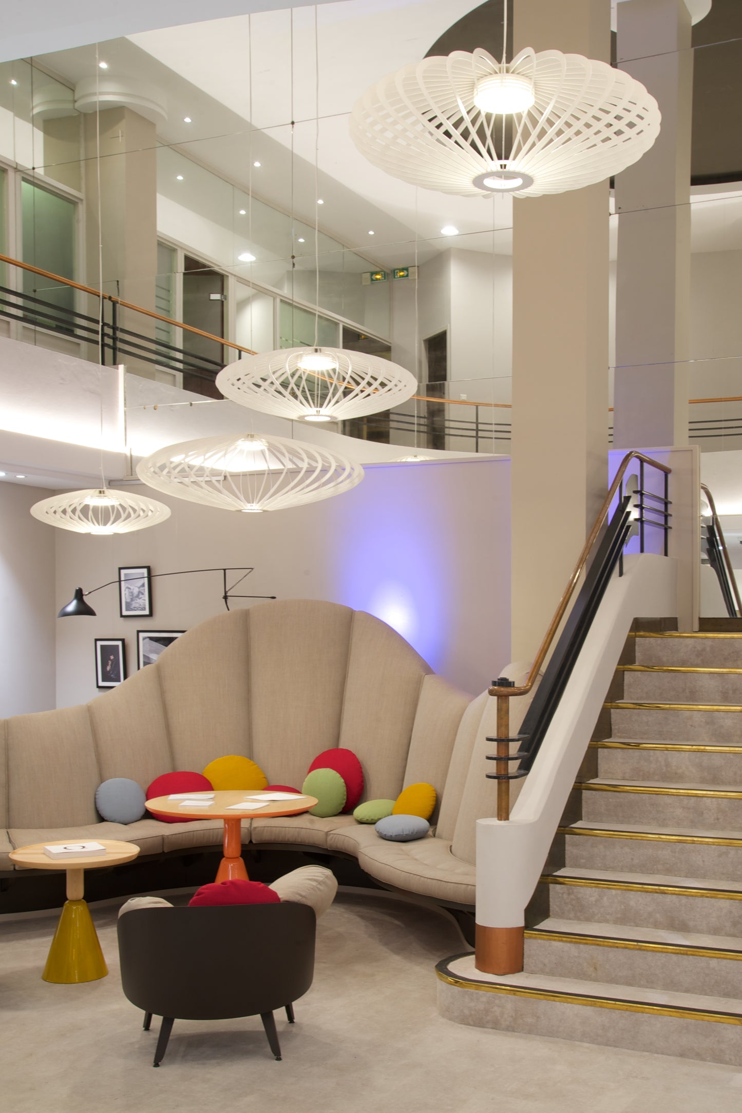 
                  
                    Luminaire architectural de grande dimension au design intemporel et aérien. Cette suspension est idéale pour les grandes hauteurs sous plafond. Cette suspension existe en différentes tailles et différentes couleurs pour s’adapter à tous les intérieurs. Eclairage LED. Ce luminaire signera votre décoration d'intérieur. 
                  
                