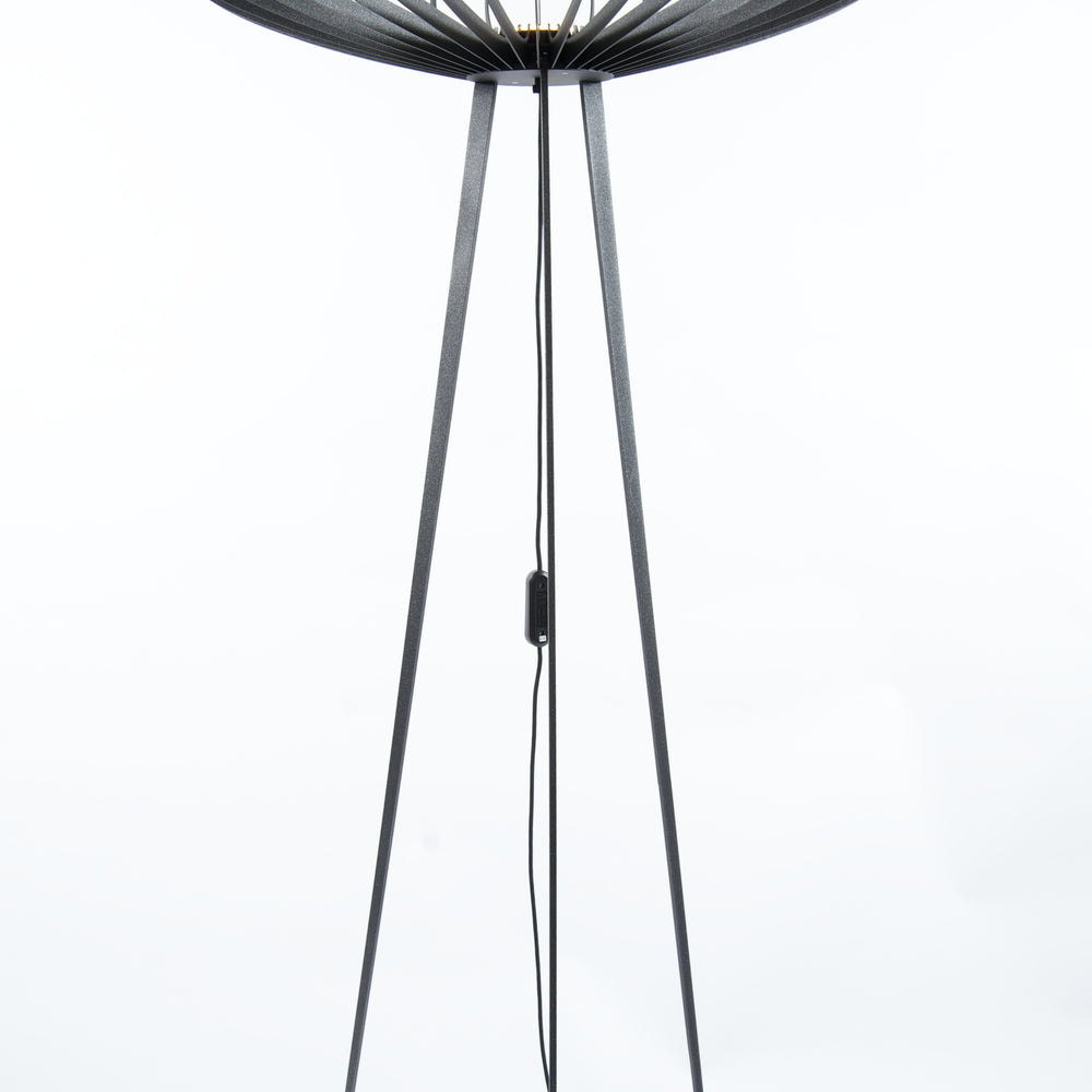 
                  
                    D’inspiration céleste, ce lampadaire, au design aérien et engagé, ne passera pas inaperçu dans votre intérieur. Fabriqué en aluminium, il existe dans différentes couleurs. Peu importe la place où il viendra se poser, il s’imposera comme un objet incontournable de votre décor. Eclairage Led.
                  
                