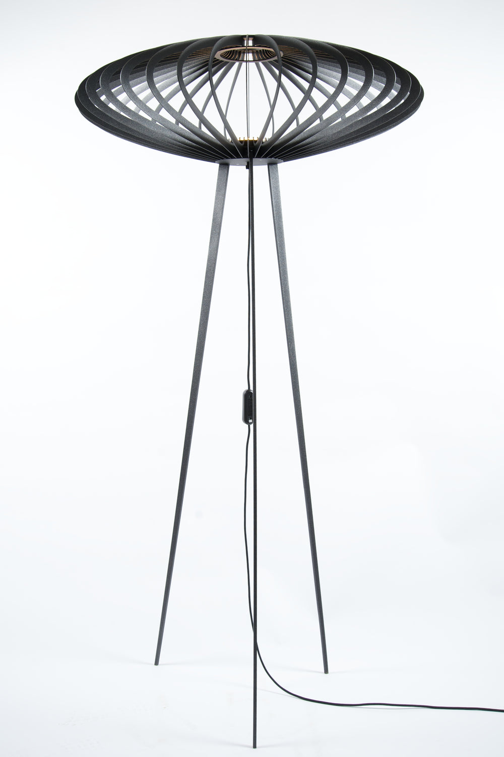 D’inspiration céleste, ce lampadaire, au design aérien et engagé, ne passera pas inaperçu dans votre intérieur. Fabriqué en aluminium, il existe dans différentes couleurs. Peu importe la place où il viendra se poser, il s’imposera comme un objet incontournable de votre décor. Eclairage Led.