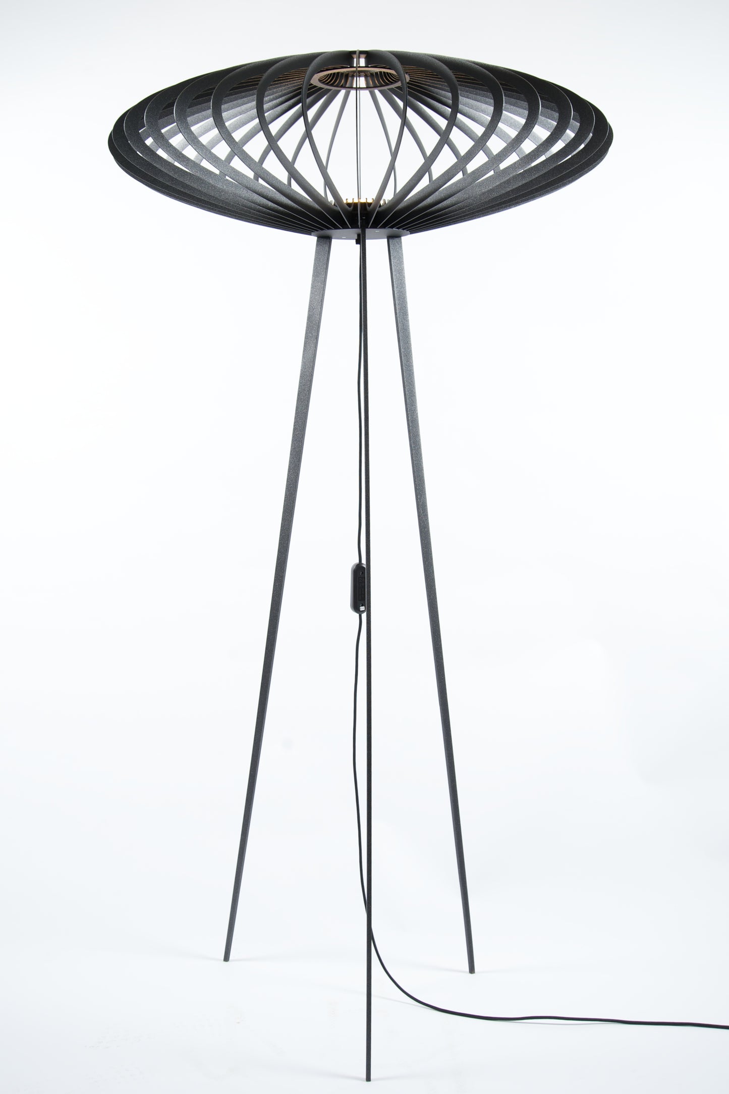 D’inspiration céleste, ce lampadaire, au design aérien et engagé, ne passera pas inaperçu dans votre intérieur. Fabriqué en aluminium, il existe dans différentes couleurs. Peu importe la place où il viendra se poser, il s’imposera comme un objet incontournable de votre décor. Eclairage Led.