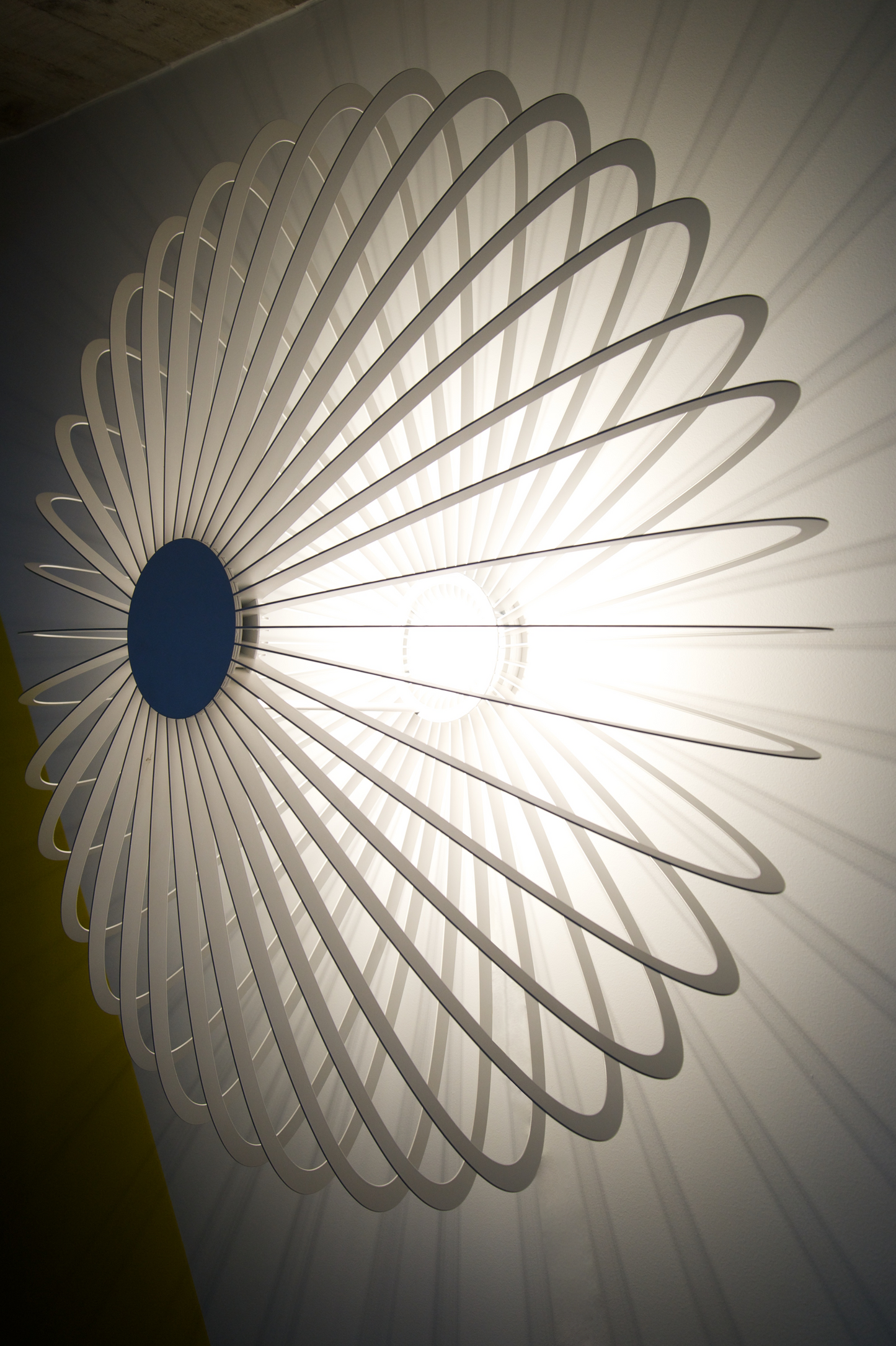 Applique murale architecturale, au design contemporain, idéal pour décorer et éclairer vos murs. Existe en petite et grande dimensions et de différentes couleurs. Eclairage LED. 