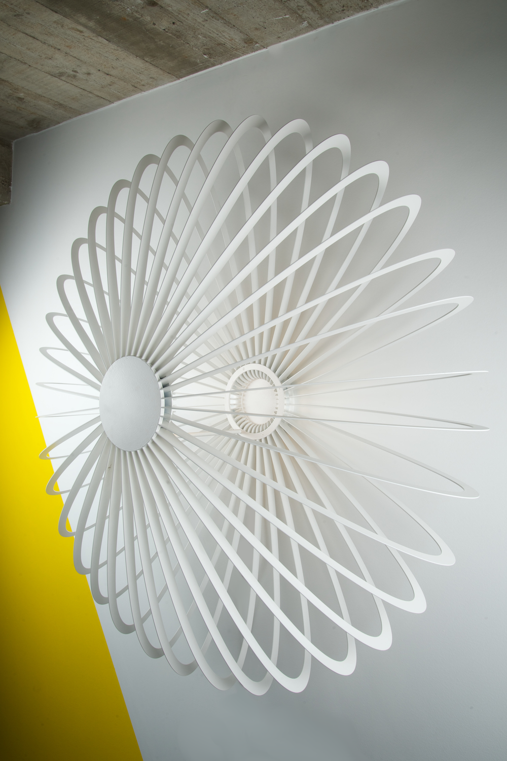 Applique murale architecturale, au design contemporain, idéal pour décorer et éclairer vos murs. Existe en petite et grande dimensions et de différentes couleurs. Eclairage LED. 