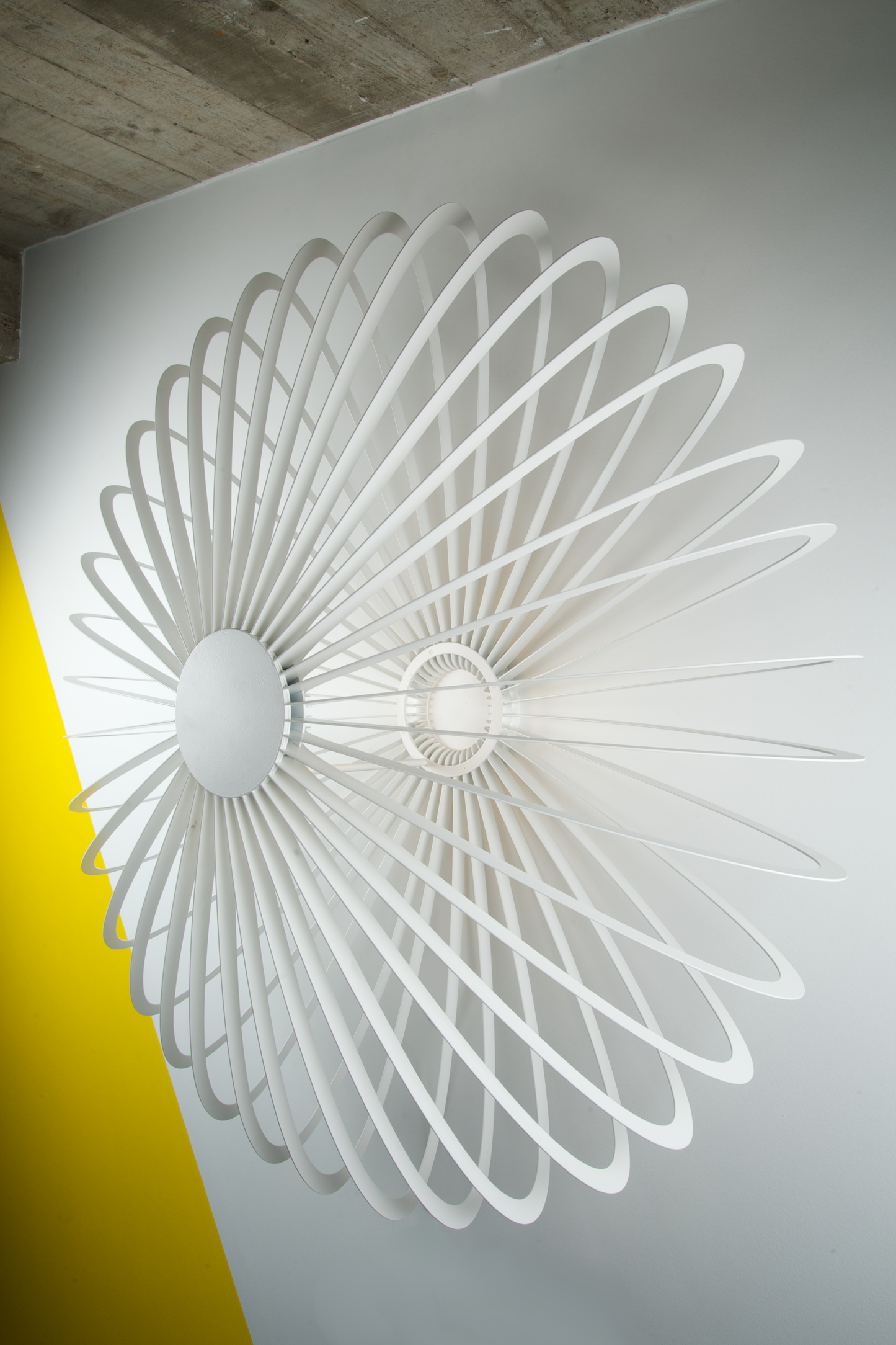 Applique murale architecturale, au design contemporain, idéal pour décorer et éclairer vos murs. Existe en petite et grande dimensions et de différentes couleurs. Eclairage LED. 