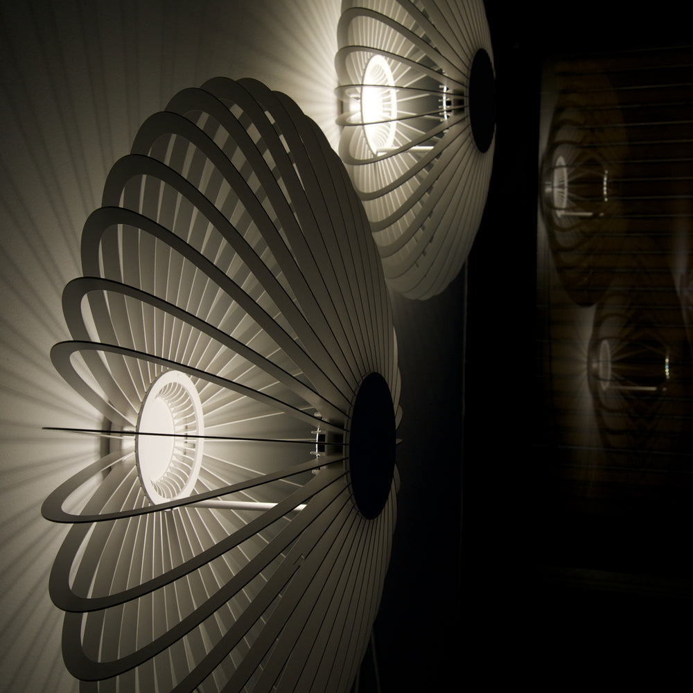 
                  
                    Applique murale architecturale, au design contemporain, idéal pour décorer et éclairer vos murs. Existe en petite et grande dimensions et de différentes couleurs. Eclairage LED. 
                  
                