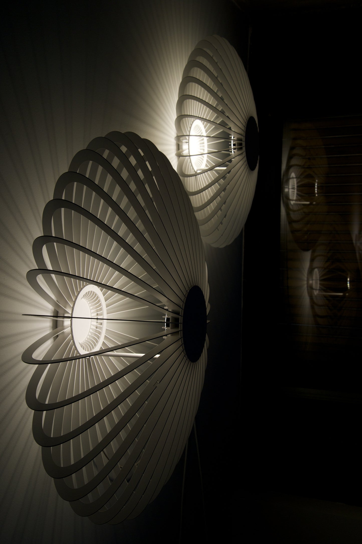 
                  
                    Applique murale architecturale, au design contemporain, idéal pour décorer et éclairer vos murs. Existe en petite et grande dimensions et de différentes couleurs. Eclairage LED. 
                  
                