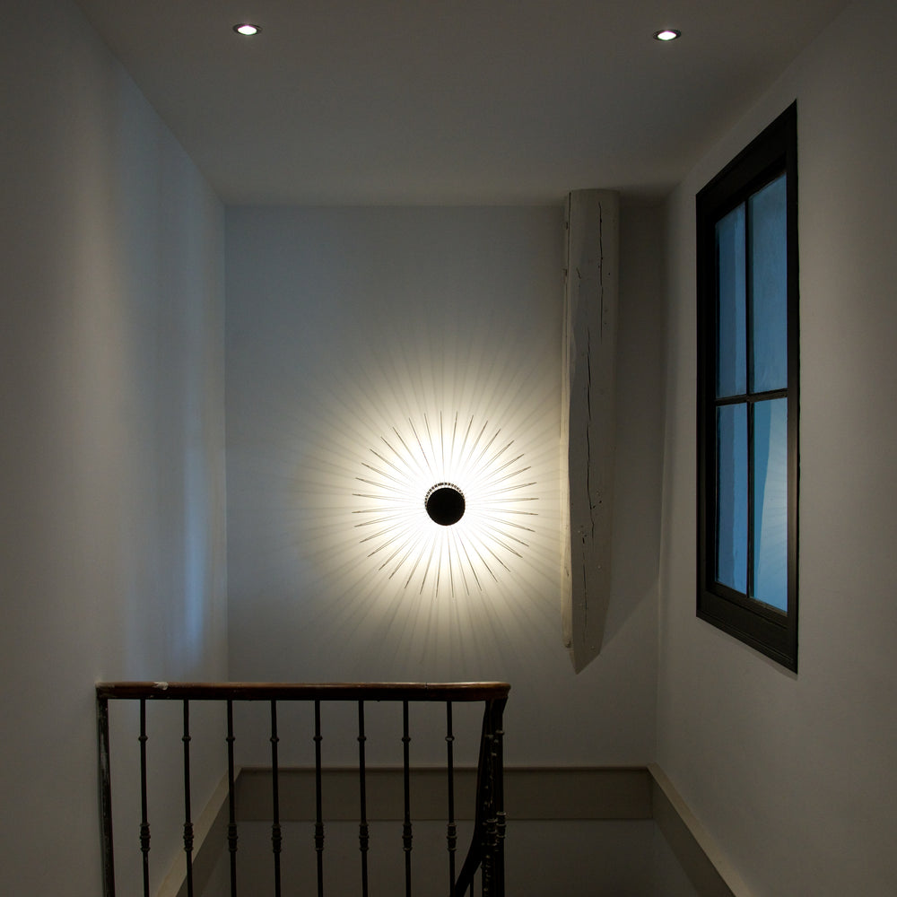 
                  
                    Applique murale architecturale, au design contemporain, idéal pour décorer et éclairer vos murs. Existe en petite et grande dimensions et de différentes couleurs. Eclairage LED. 
                  
                