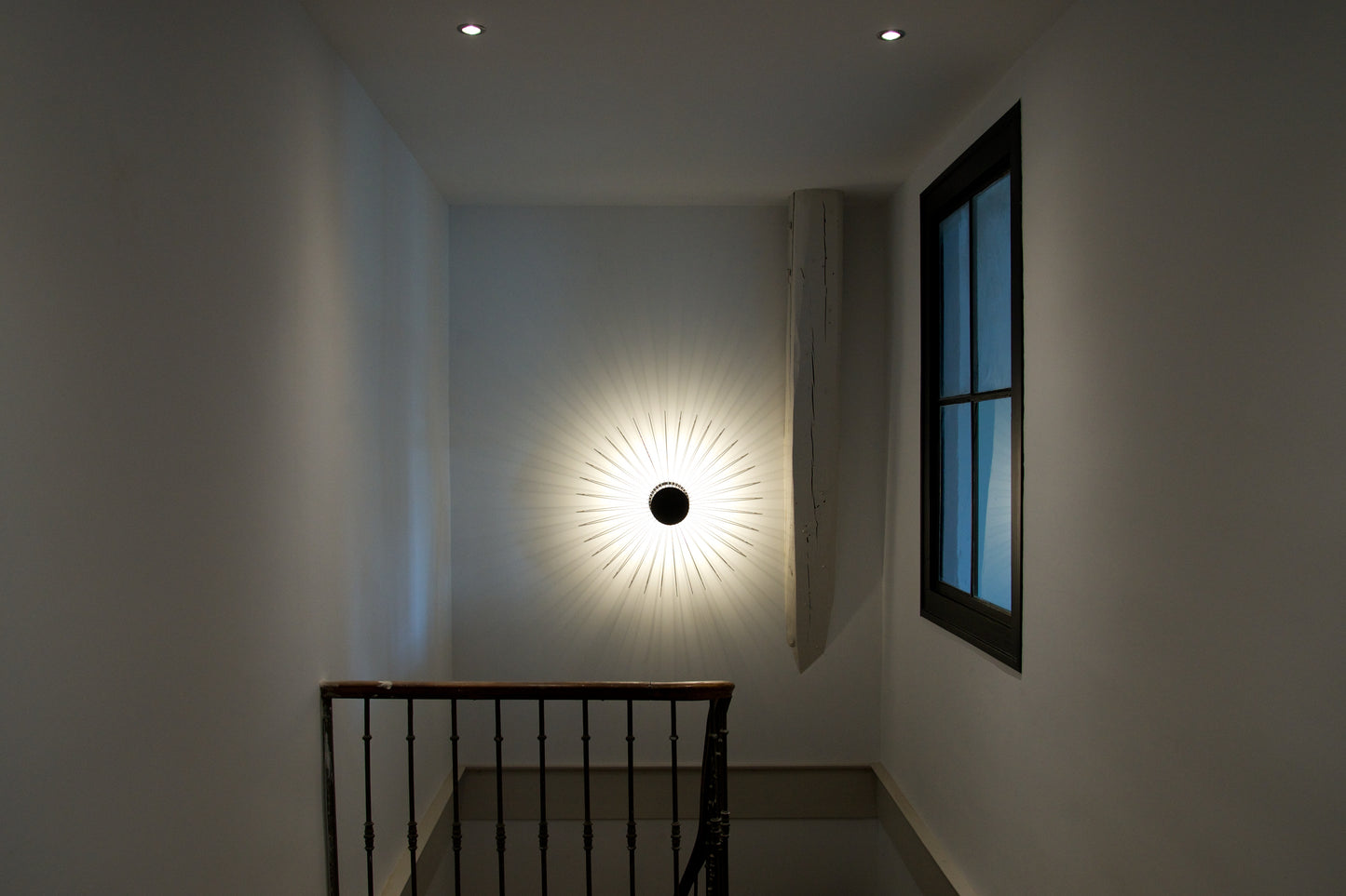 
                  
                    Applique murale architecturale, au design contemporain, idéal pour décorer et éclairer vos murs. Existe en petite et grande dimensions et de différentes couleurs. Eclairage LED. 
                  
                