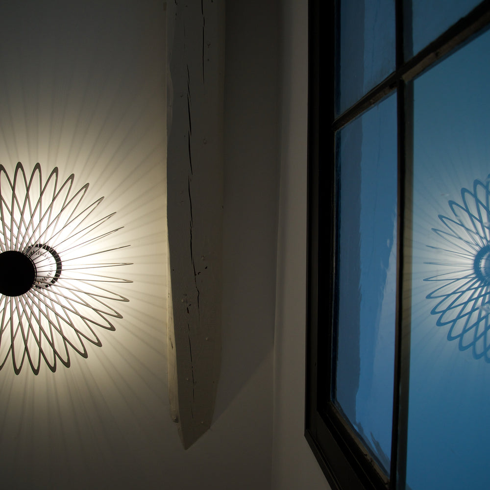 
                  
                    Applique murale architecturale, au design contemporain, idéal pour décorer et éclairer vos murs. Existe en petite et grande dimensions et de différentes couleurs. Eclairage LED. 
                  
                