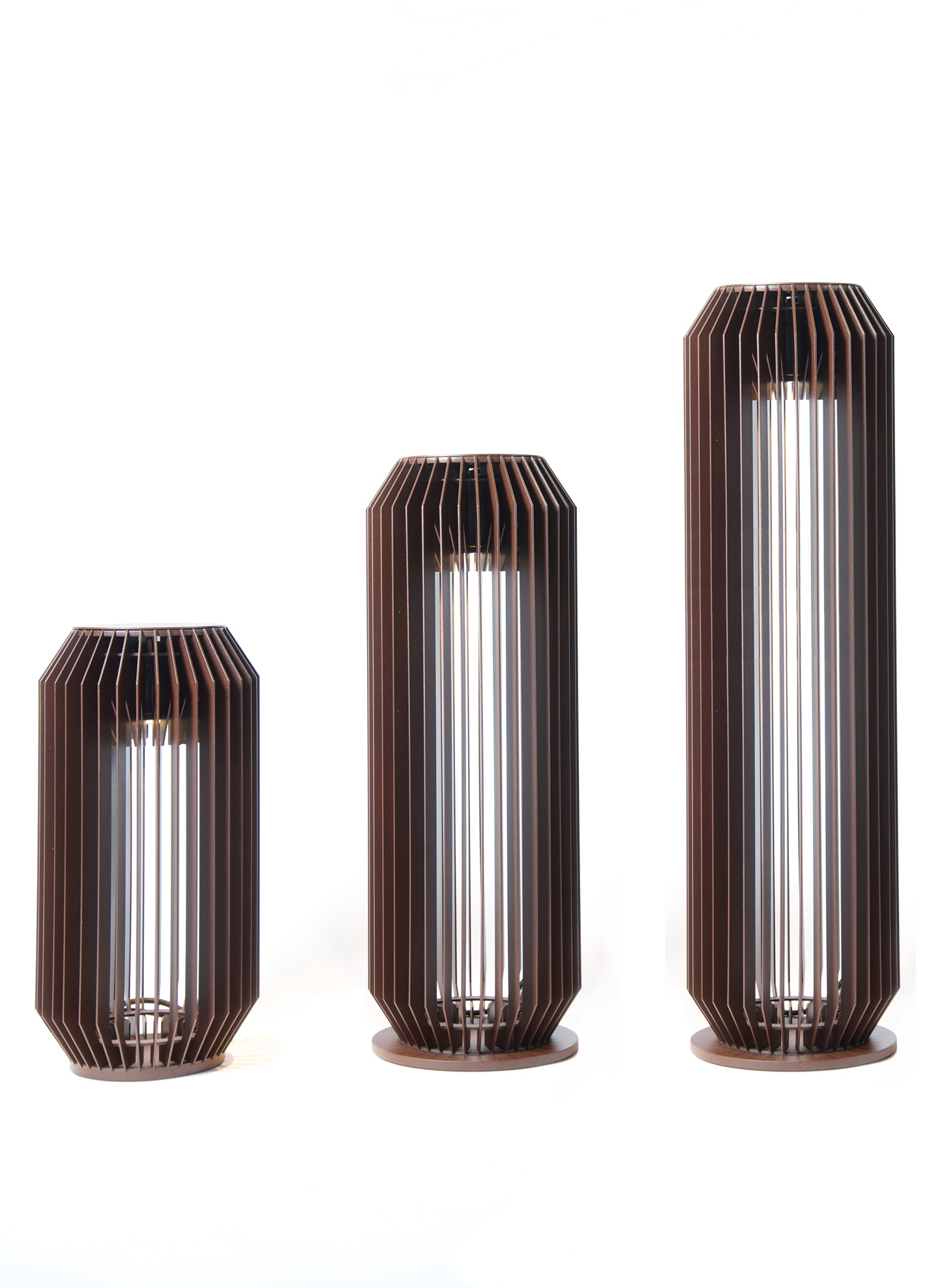 Luminaire extérieur, véritable totem architectural, ce luminaire en aluminium existe dans différentes tailles et couleurs. Eclairage Led IP 65. En bord de terrasse, de piscine ou dans un coin de verdure votre jardin, ces luminaires signeront la décoration de votre extérieur. 