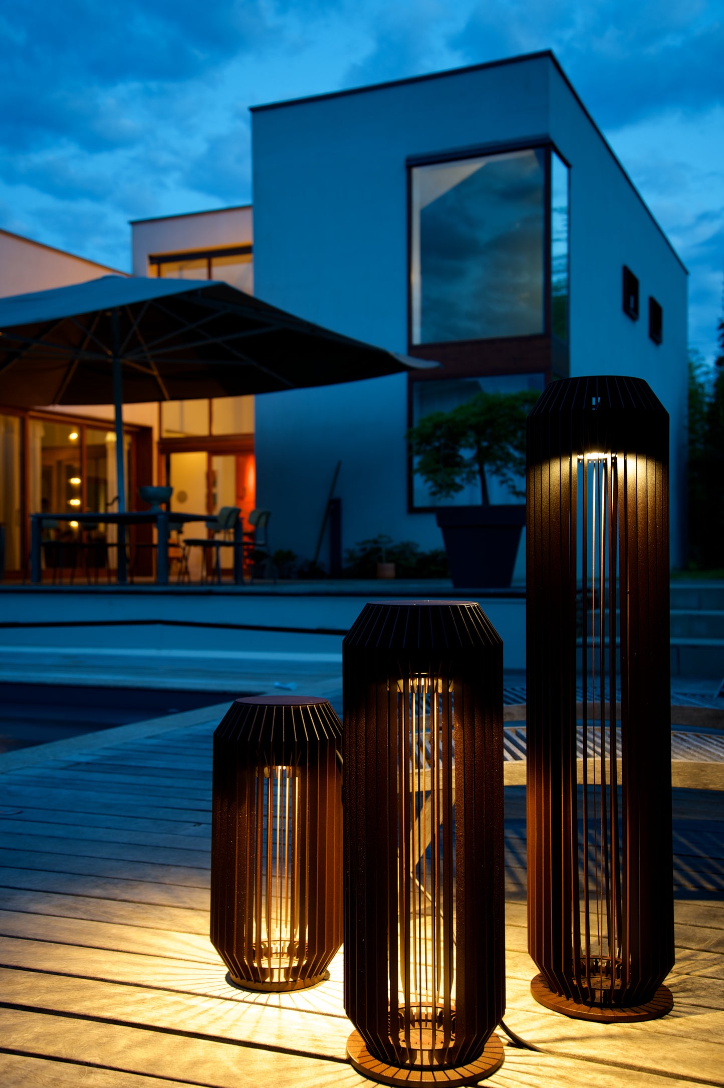 
                  
                    Luminaire extérieur, véritable totem architectural, ce luminaire en aluminium existe dans différentes tailles et couleurs. Eclairage Led IP 65. En bord de terrasse, de piscine ou dans un coin de verdure votre jardin, ces luminaires signeront la décoration de votre extérieur. 
                  
                