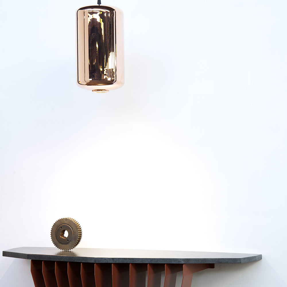 La console Cinetic est inspirée des calandres automobile des années 30. Fabriquée en aluminium, elle inspire l'aérodynamique et le mouvement. La console est une véritable élément décoratif d'une entrée ou d'un couloir. Ses lignes contemporaines permette à cette console de s'insérer dans beaucoup de style d'intérieurs