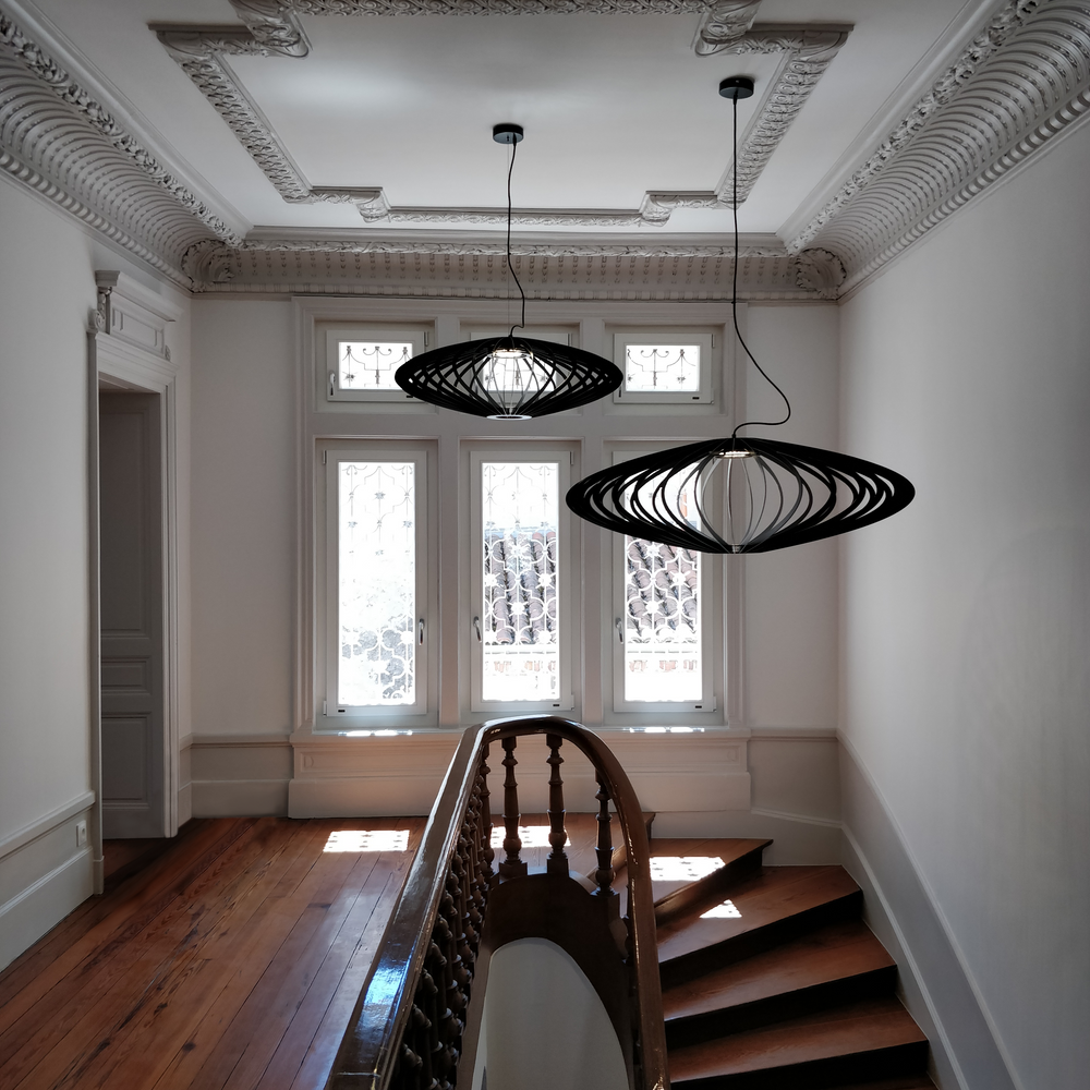 
                  
                    Luminaire architectural de grande dimension au design intemporel et aérien. Cette suspension est idéale pour les grandes hauteurs sous plafond. Cette suspension existe en différentes tailles et différentes couleurs pour s’adapter à tous les intérieurs. Eclairage LED. Ce luminaire signera votre décoration d'intérieur. 
                  
                