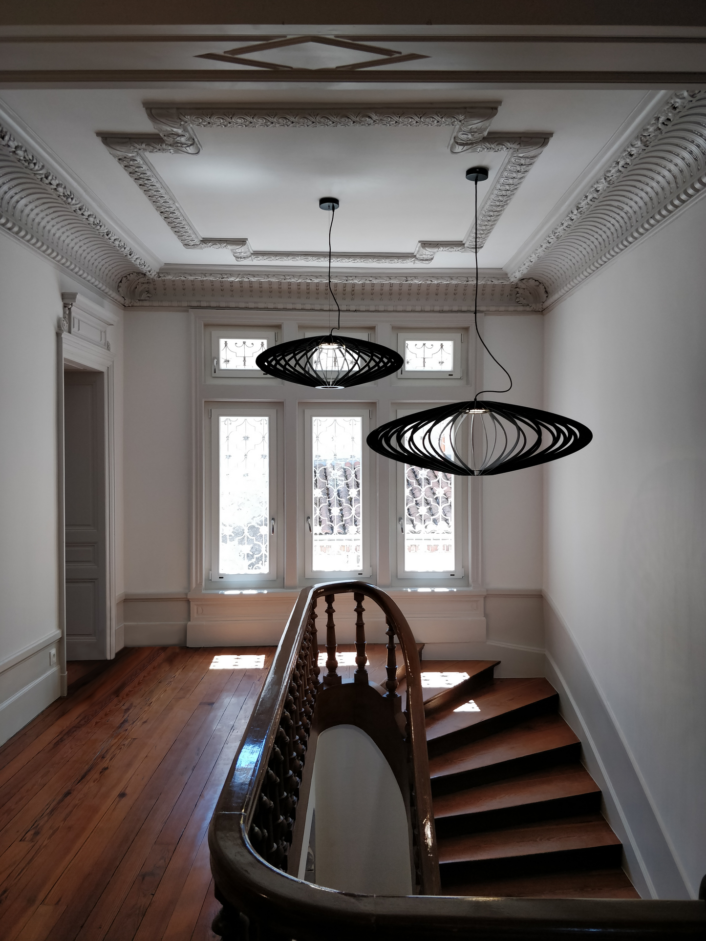 
                  
                    Luminaire architectural de grande dimension au design intemporel et aérien. Cette suspension est idéale pour les grandes hauteurs sous plafond. Cette suspension existe en différentes tailles et différentes couleurs pour s’adapter à tous les intérieurs. Eclairage LED. Ce luminaire signera votre décoration d'intérieur. 
                  
                